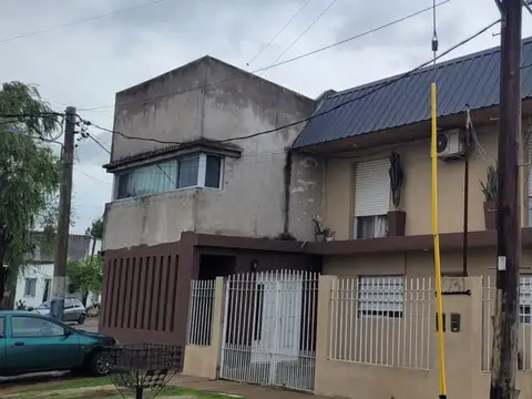 Casa con departamento y taller en venta