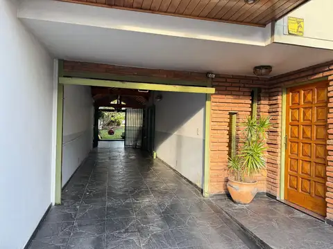 Casa en Venta con 3 cocheras