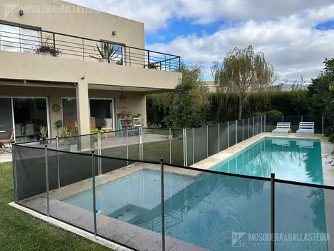 Excelente casa,lote interno, 3 dormitorios, escritorio o dependencias. Pileta climatizada.
