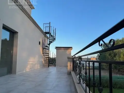 Casa en Venta con 5 cocheras