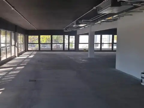 Oficina en Alquiler con 5 cocheras