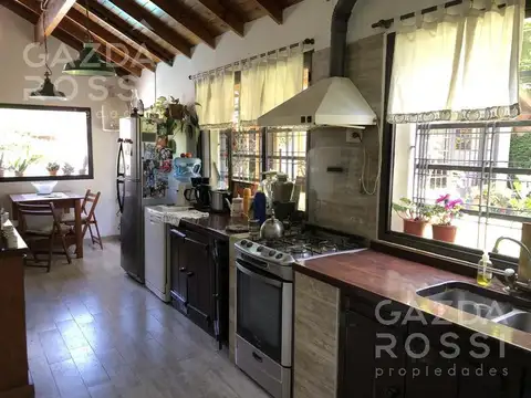 Casa 4 ambientes con 2 baños