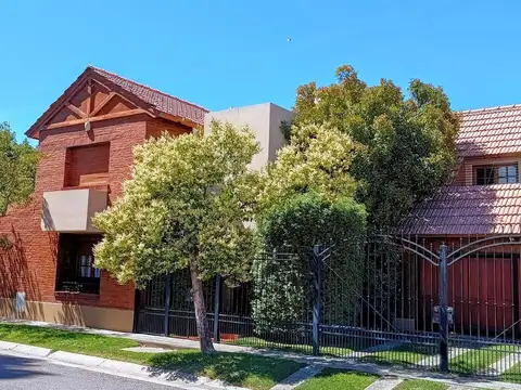 Venta Casa Nivel Gerencial 3Dorm - Piscina -  B° Jardines Del Rey - Neuquén