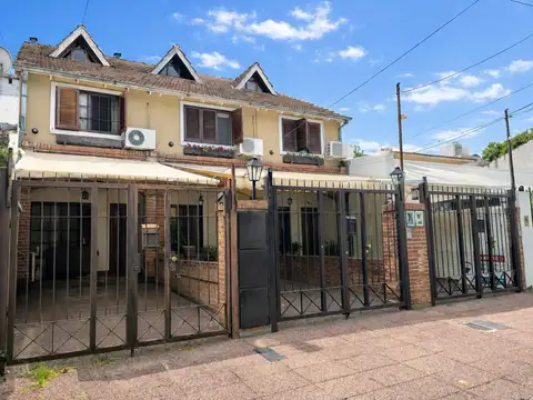 Triplex 3 domr. con jardín y cochera| Olivos | toma Permuta!