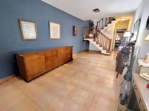 Triplex c/jardín y cochera | 3 dorm| Olivos | Permuta ok