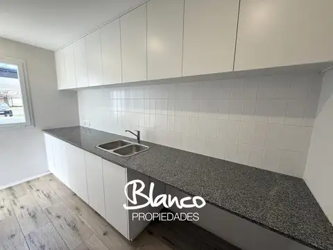 Casa en Alquiler con 2 cocheras