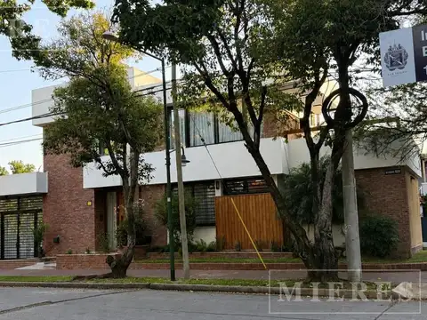Muy linda casa en venta en Barrio Las Carreras.