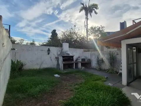 Casa 6 ambientes con 2 baños