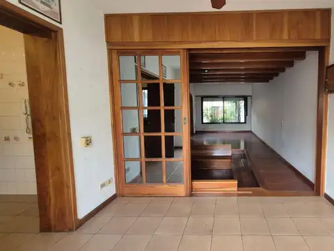 Casa 6 ambientes con 2 baños