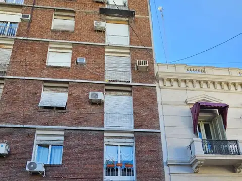 2 ambientes luminoso con balcon frances