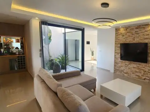 Casa en Venta con 4 cocheras