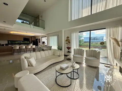 Casa en Venta con 4 cocheras
