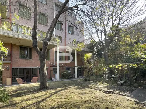 Duplex de 4 ambientes con dependencia, jardin, parrilla propia y cochera en venta en Colegiales