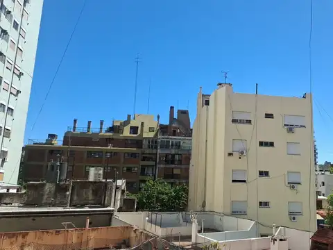 LUMINOSO DEPTO DE 2 AMB. AL CTFTE CON BALCON Y LAVADERO A MTS. SUBTE