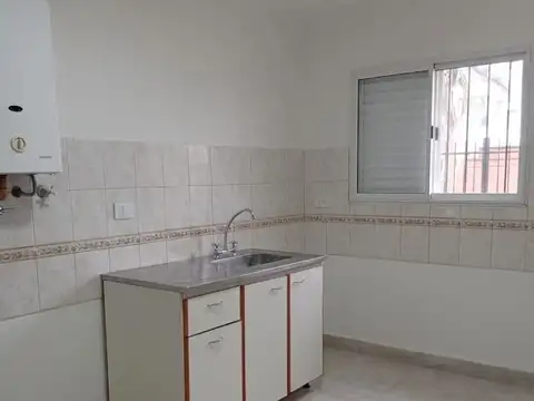 Casa 6 ambientes con 2 baños