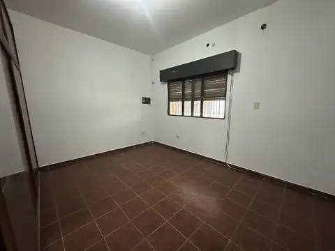 Casa en Esquina con Cochera Automática y Patio Parrilla – Amplios Ambientes y Excelente Ubicación