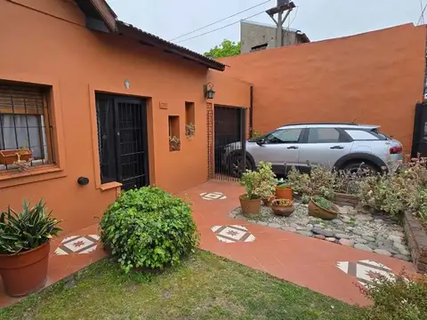 VENTA CASA 4 AMB CON GARAGE Y PATIO EZPELETA OESTE