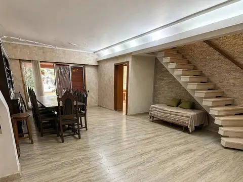 Casa en Villa Devoto lote propio, 3 dormitorios mas dependencia. A actualizar.