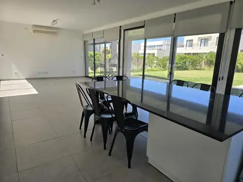 Casa 6 ambientes con 2 baños