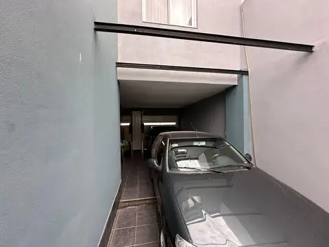 Casa 8 ambientes con 2 baños