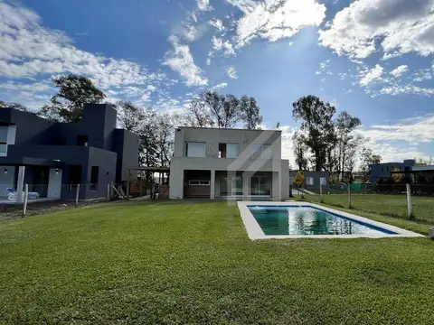 Casa Chalet  en Alquiler en Santa Elena, Pilar del Este, Pilar