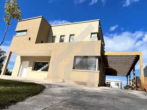 Casa 5 ambientes con 3 baños