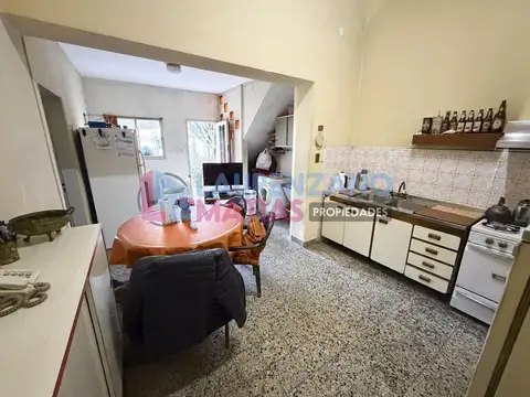 VENTA - CASA 4 AMBIENTES CON PATIO Y GARAGE EN MONTE CASTRO