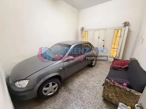 VENTA - CASA 4 AMBIENTES CON PATIO Y GARAGE EN MONTE CASTRO