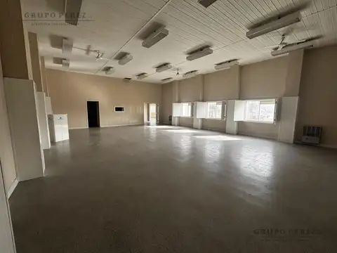 Oficina 10 ambientes con 5 baños