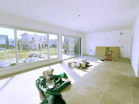 Casa 4 ambientes con 2 baños