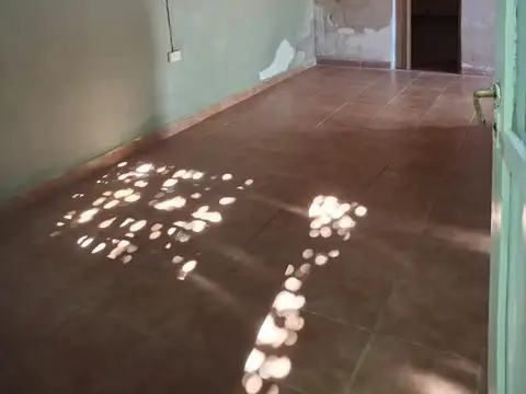 VENTA Casa con dos departamentos y local al frente. Cipollet