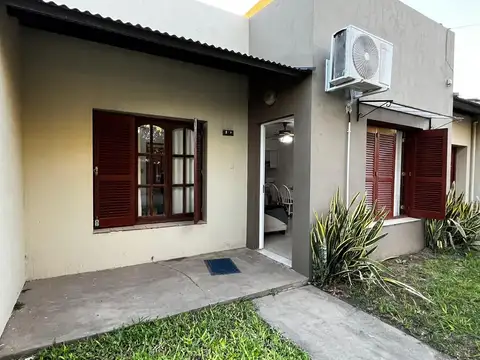 Casa de 2 Dormitorios con Jardín y Cochera