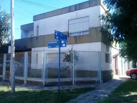 MUY BUENA CASA DE 4 AMBIENTES CON PISCINA. TOMA MENOR VALOR