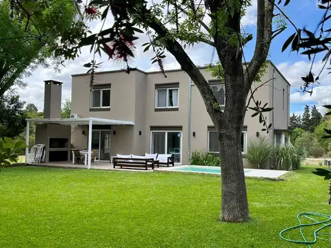 Venta - Casa 3 dormitorios con  jardin y  pileta en Los Cardales Country Club