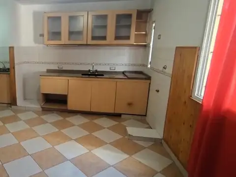 Casa multifamiliar, chalet de 4 ambientes y casa de 3 ambientes con cochera.
