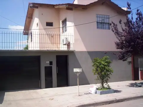 Casa multifamiliar, chalet de 4 ambientes y casa de 3 ambientes con cochera.
