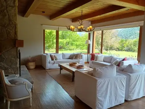 Casa 5 ambientes con 4 baños