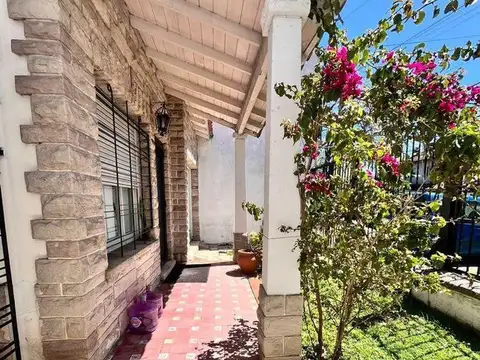 Casa 5 ambientes con 2 baños
