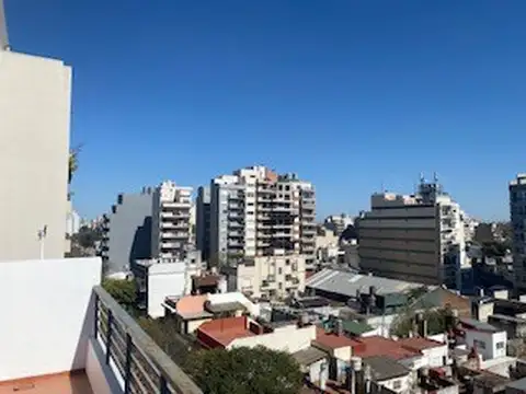 IMPERDIBLE SEMIPISO DE 2 AMB. CON BALCÓN AL FRENTE PRIMER PISO  RECIÉN PINTADO.