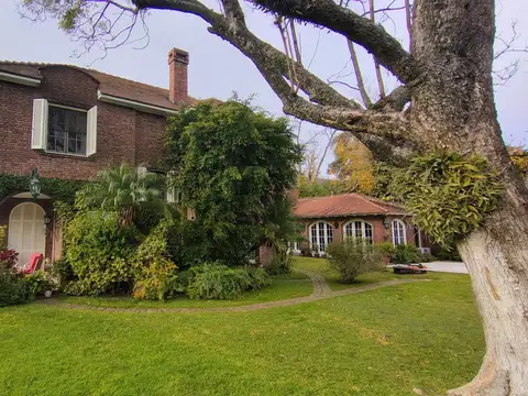 Casa 5 ambientes con 4 baños