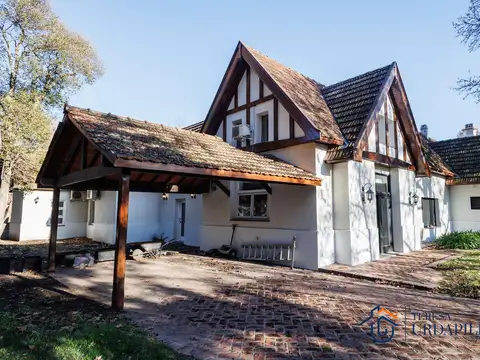 Casa en Alquiler con 2 cocheras