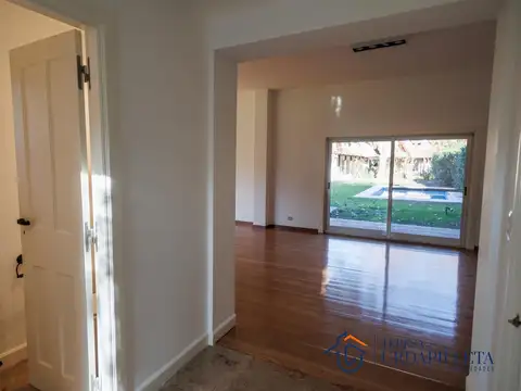 Casa reciclada en las antiguas caballerizas de San Jorge Village