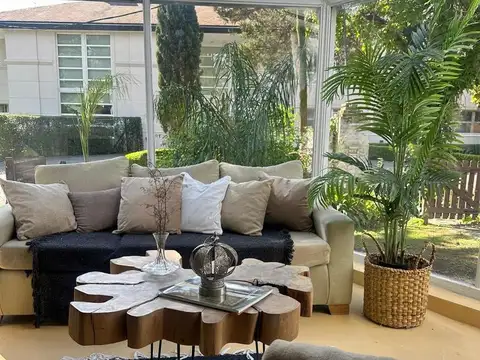 VENTA CASA 5 AMBIENTES  BARRIO CERRADO MIRAFLORES