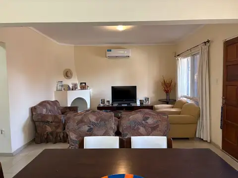 Casa 6 ambientes con 4 baños