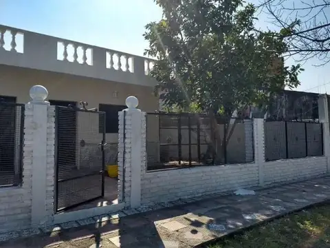 Venta de casa vivienda o fin de semana en Villa Urquiza 3 Dorm. 2 baños. cochera. pileta.