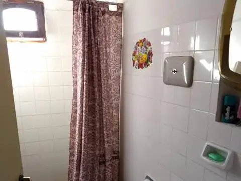 Venta de casa vivienda o fin de semana en Villa Urquiza 3 Dorm. 2 baños. cochera. pileta.