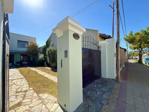 EN VENTA CASA SEMICENTRICA TANDIL