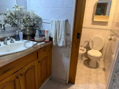 Casa 7 ambientes con 1 baño