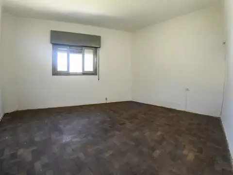 CASA DE DOS DORMITORIOS A RECICLAR - OPORTUNIDAD