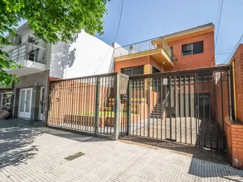 Casa. 4 Amb. Lote 50m. Jardin. A refaccionar. Villa Devoto. Av. Mosconi 4177